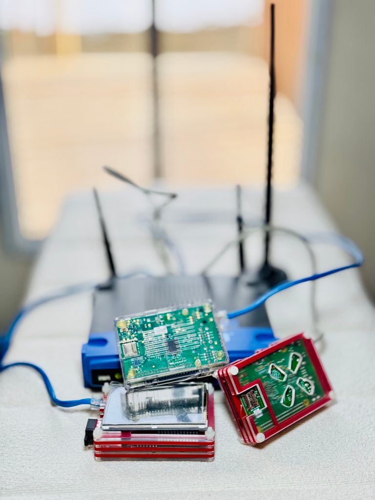 The WiseMind Hub device, a small solar-friendly offline library computer